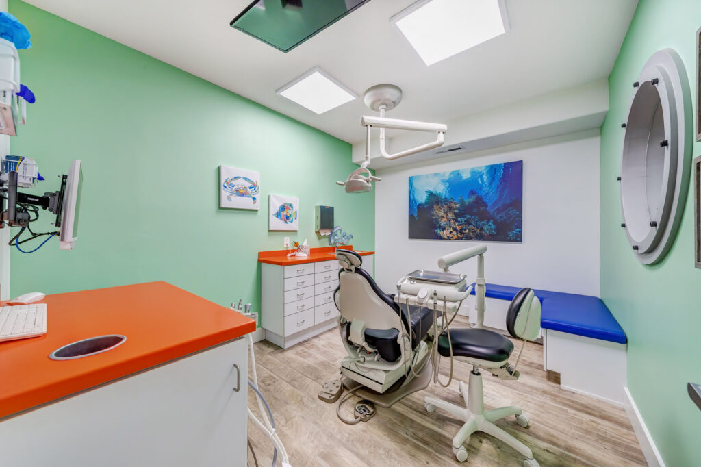 Colorful dentist office for teeth cleanings - Smart Pediatric Dentistry, Utah
